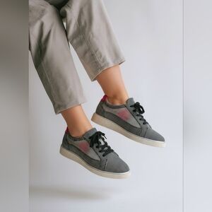 Bella Comforto SZ 39.5/8.5 Platform Fashion Sneaker Mesh Side Panels Ribbon Lace